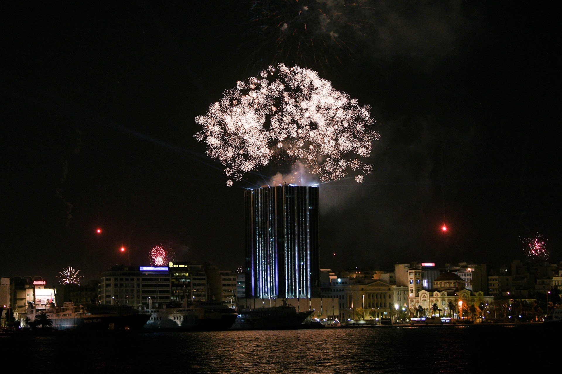 Πειραιάς: Υπερθέαμα πυροτεχνημάτων, βεγγαλικών και φωτισμών στο λιμάνι για το 2021 – ΒΙΝΤΕΟ