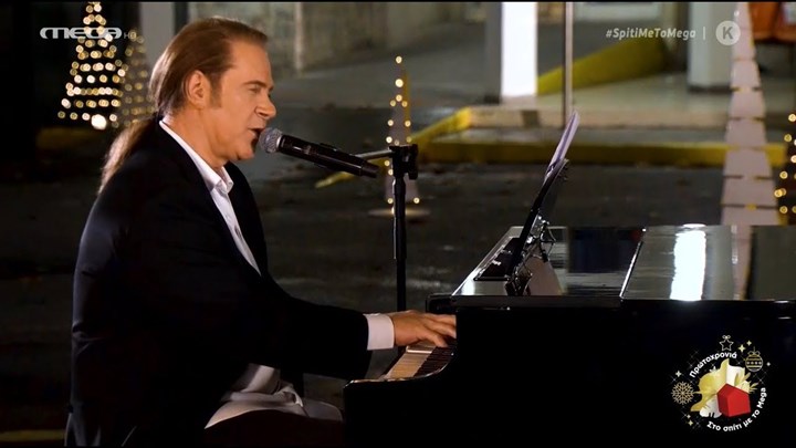 Συγκίνησε ο Στέφανος Κορκολής – Παίζει πιάνο και τραγουδά έξω από το νοσοκομείο «Σωτηρία» – ΒΙΝΤΕΟ