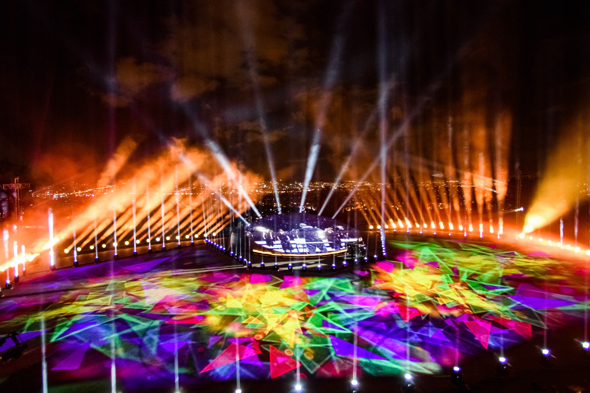 Έτσι υποδέχθηκε η Αθήνα το 2021 – Τα εντυπωσιακά πυροτεχνήματα και το μοναδικό φωτιστικό σόου – ΦΩΤΟ