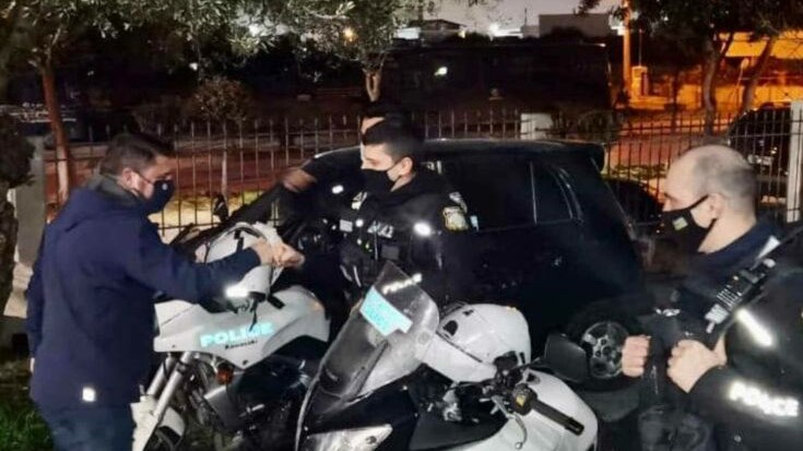 Πρωτοχρονιά στον δρόμο με πυροσβέστες και αστυνομικούς έκανε ο Χαρδαλιάς – ΦΩΤΟ