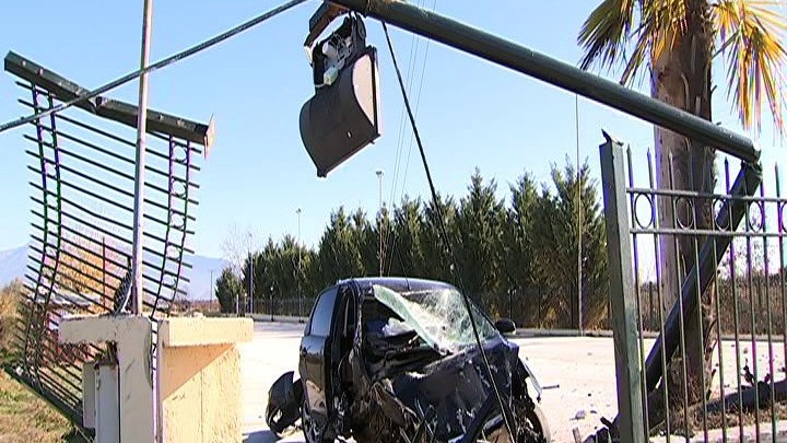 Τραγωδία στη Λάρισα: Νεκρή 19χρονη σε φρικτό τροχαίο – Σοβαρά τραυματίας 20χρονος – Σοκάρουν οι εικόνες