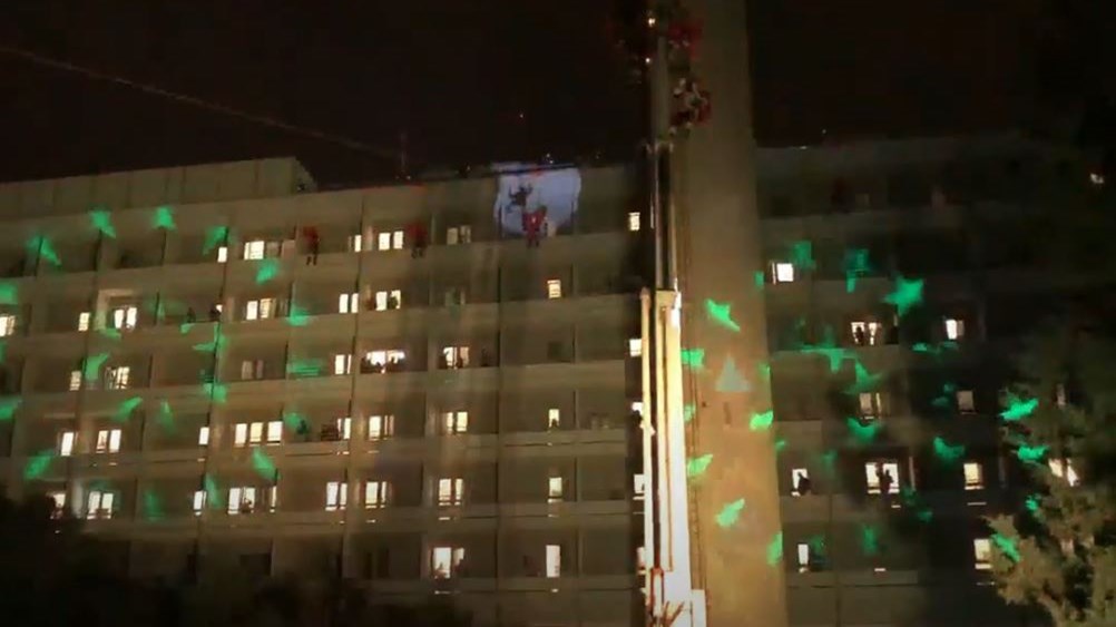 Πάτρα: Ο Άη Βασίλης και τα ξωτικά του κατέβηκαν με σχοινιά στο νοσοκομείο “Άγιος Ανδρέας”