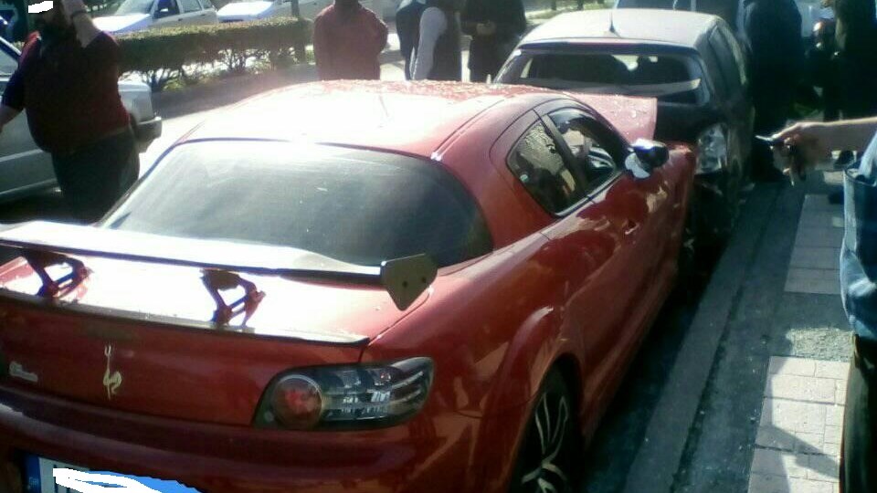 Ηράκλειο: Σοβαρό τροχαίο στο κέντρο της πόλης – Ι.Χ. έπεσε πάνω σε σταθμευμένα αυτοκίνητα – ΦΩΤΟ