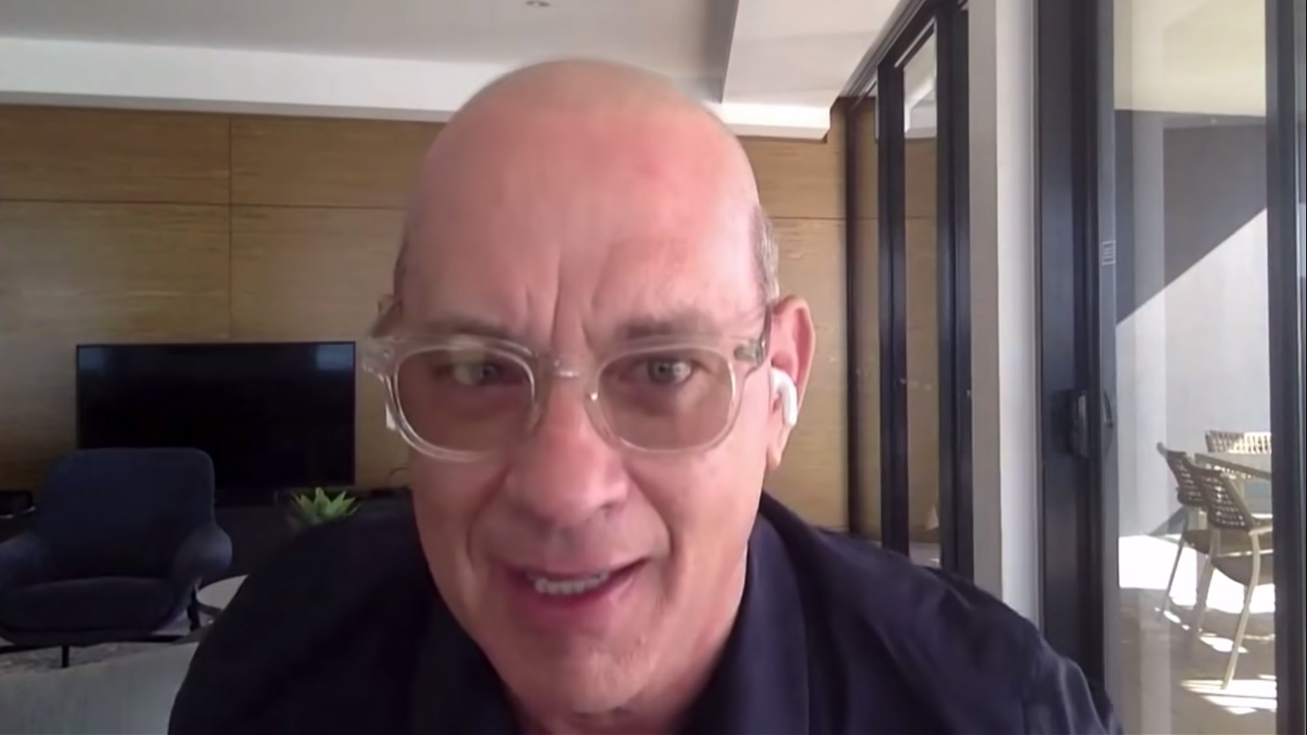 Αγνώριστος ο Τομ Χανκς – Πώς “έχασε” όλα του τα μαλλιά – BINTEO