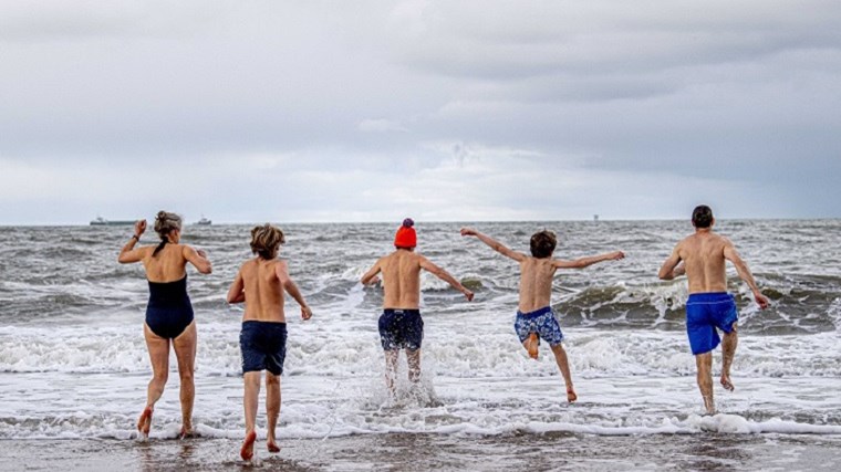 Ολλανδία: Ελάχιστοι κολυμβητές τηρούν την παράδοση της ομαδικής βουτιάς λόγω κορονοϊού