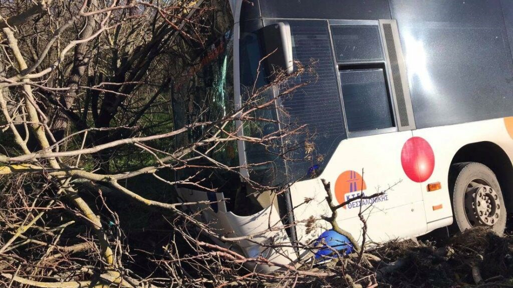Θεσσαλονίκη: Λεωφορείο του ΚΤΕΛ βγήκε από τον δρόμο και έπεσε σε χαντάκι – ΒΙΝΤΕΟ