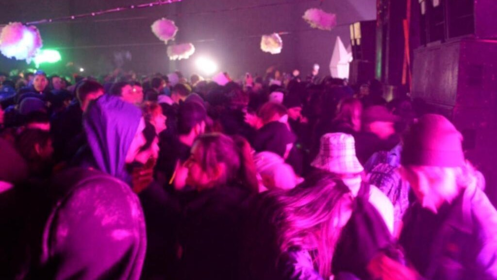 Γαλλία: Επεισόδια σε παράνομο πρωτοχρονιάτικο ρέιβ πάρτι – Τραυματίστηκαν τρεις αστυνομικοί