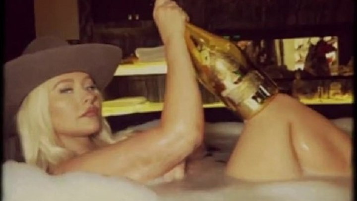 Κριστίνα Αγκιλέρα: Μόνο με το καπέλο και τη… σαμπάνια της στην μπανιέρα της – ΒΙΝΤΕΟ