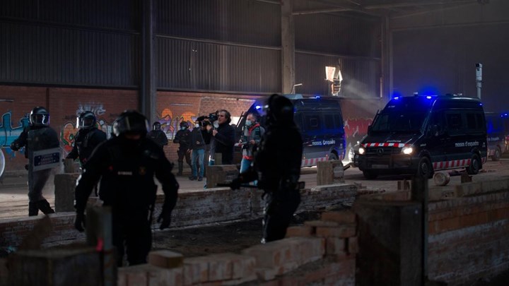 Ισπανία: Η αστυνομία έβαλε τέλος σε ρέιβ πάρτι 40 ωρών με 300 άτομα – ΒΙΝΤΕΟ