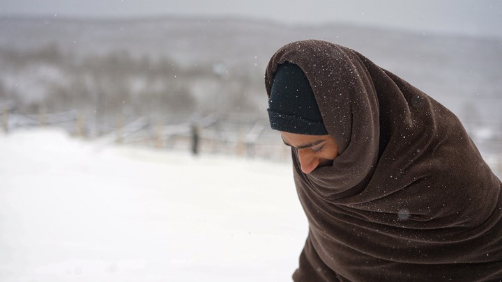Η ΕΕ καταγγέλλει τις “απαράδεκτες” συνθήκες διαβίωσης μεταναστών στη Βοσνία
