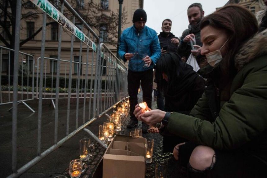 Τσεχία: Ποτήρια μπίρας στους δρόμους της Πράγας σε μια διαμαρτυρία κατά των περιορισμών – ΦΩΤΟ