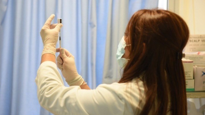 Κορονοϊός: Ξεκινά σήμερα ο εμβολιασμός των υγειονομικών στα νοσοκομεία του ΕΣΥ
