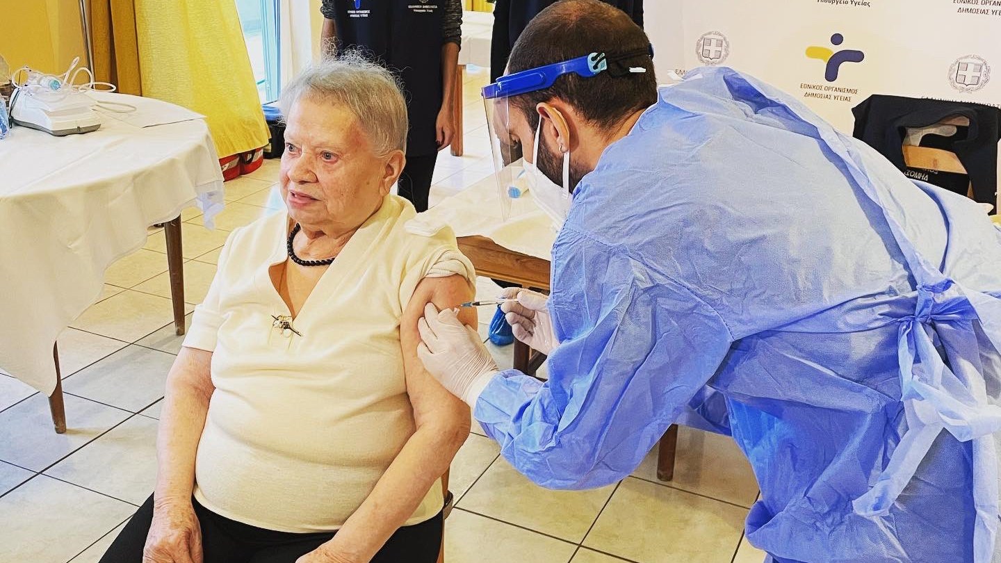 Κορονοϊός: Ξεκίνησαν οι εμβολιασμοί στις μονάδες φροντίδας ηλικιωμένων – Πρώτη μία 95χρονη