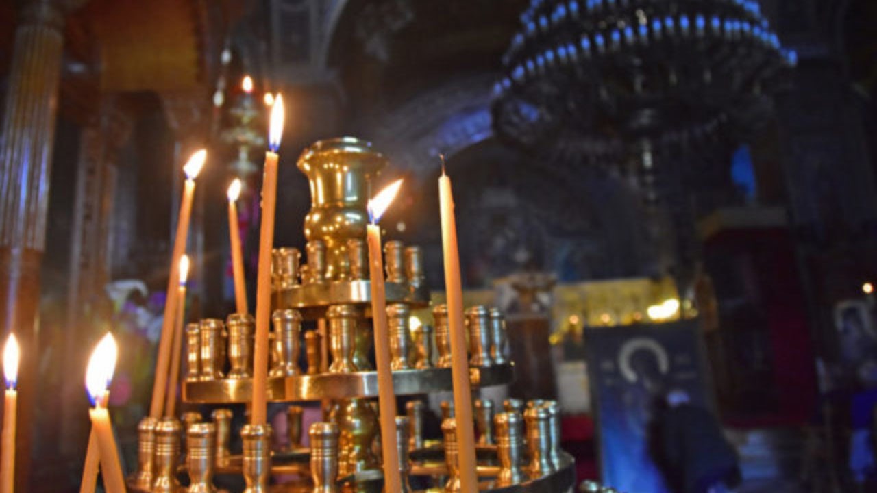 Κορονοϊός – Λάρισα: Έφοδος της Αστυνομίας σε εκκλησία – Συνελήφθη ο ιερέας, επιβλήθηκαν πρόστιμα σε πιστούς