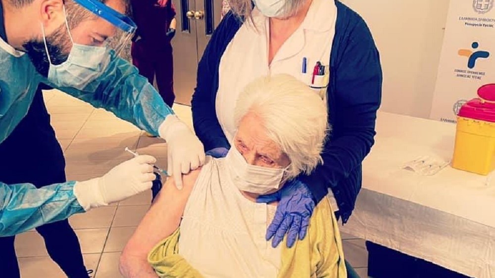 Θεσσαλονίκη: Ξεκίνησαν οι εμβολιασμοί στα γηροκομεία – Εμβολιάστηκε 98χρονη επιζήσασα του Άουσβιτς