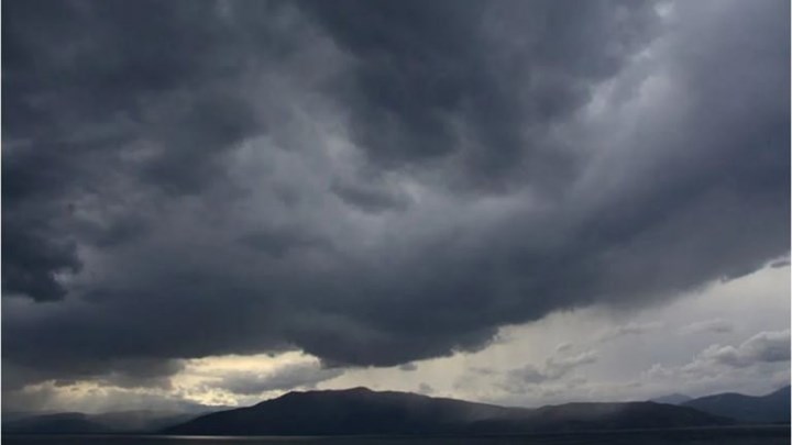 Καιρός: Θεοφάνια με αυξημένες νεφώσεις και τοπικές βροχές – Πού θα χιονίσει