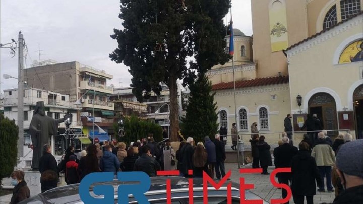 Θεοφάνια – Θεσσαλονίκη: Κοσμοσυρροή στη Μητρόπολη Καλαμαριάς για τον αγιασμό – ΦΩΤΟ – ΒΙΝΤΕΟ