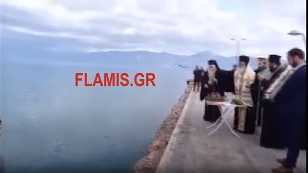 Θεοφάνια – Αίγιο: Ο Μητροπολίτης Ιερώνυμος και ο Αμβρόσιος έριξαν τον σταυρό στη θάλασσα – Επιβλήθηκαν πρόστιμα