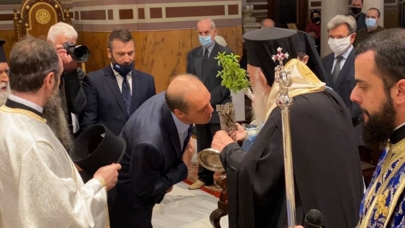Στη Μητρόπολη Αθηνών ο Βελόπουλος: “Δεν φοβόμαστε να φιλήσουμε τον Σταυρό” – ΦΩΤΟ – ΒΙΝΤΕΟ