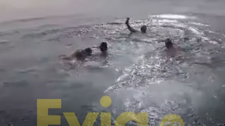 Θεοφάνια-Εύβοια: Η στιγμή του τραυματισμού του 24χρονου που βούτηξε για τον σταυρό  – ΒΙΝΤΕΟ