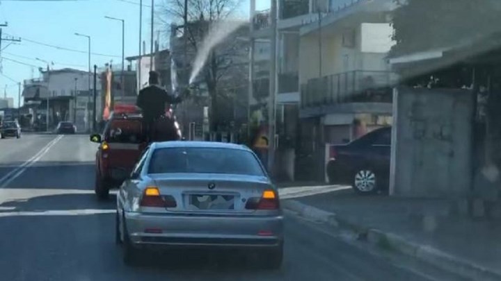 Λαμία: Ιερέας έριχνε με τη μάνικα αγιασμό από καρότσα πυροσβεστικού οχήματος – ΒΙΝΤΕΟ