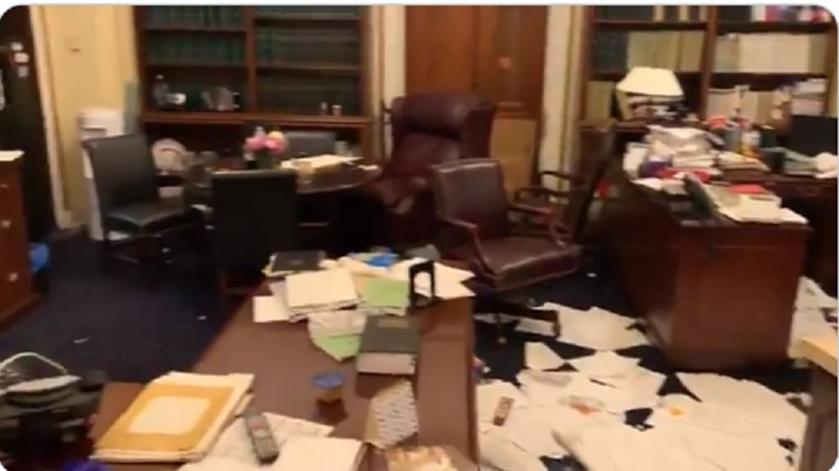 Εισβολή στο Καπιτώλιο: Δεν άφησαν τίποτα όρθιο – Λεηλάτησαν τα γραφεία γερουσιαστών – ΒΙΝΤΕΟ