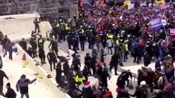 Εισβολή στο Καπιτώλιο: Η στιγμή που οι διαδηλωτές σπάνε τον αστυνομικό κλοιό – ΒΙΝΤΕΟ