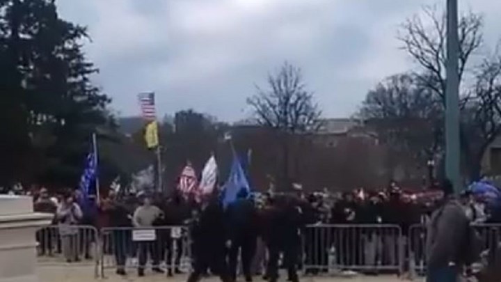 Επεισόδια ΗΠΑ: Ερωτήματα για τη στάση της αστυνομίας – Οι selfies με διαδηλωτές και το άνοιγμα πύλης