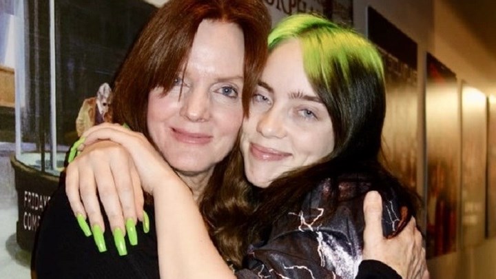Billie Eilish: Η μητέρα της εμφανίστηκε στα “Φιλαράκια” – ΒΙΝΤΕΟ