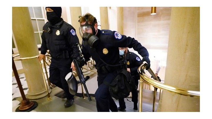 ΗΠΑ: Σε διαθεσιμότητα ο αστυνομικός που εμπλέκεται στη δολοφονία της γυναίκας μέσα στο Καπιτώλιο