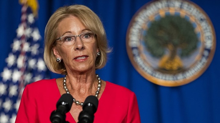 Εισβολή στο Καπιτώλιο: Παραιτήθηκε η υπουργός Παιδείας μετά τα επεισόδια