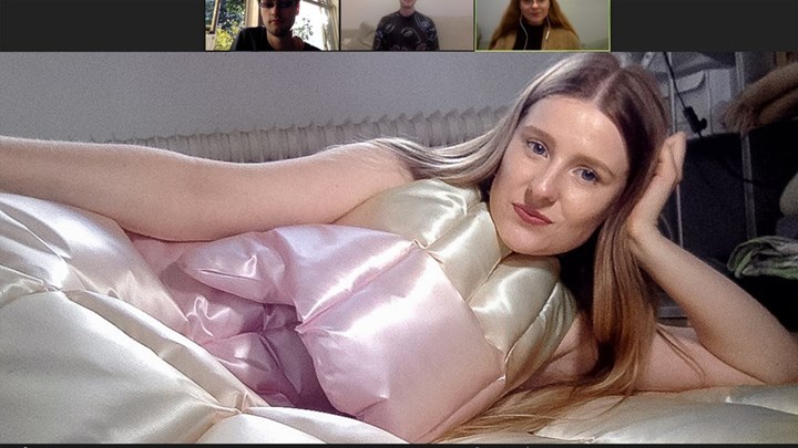 Πρωτότυπη πατέντα εν μέσω καραντίνας – Έφτιαξε ειδικό πάπλωμα για.. βιντεοκλήσεις – ΦΩΤΟ