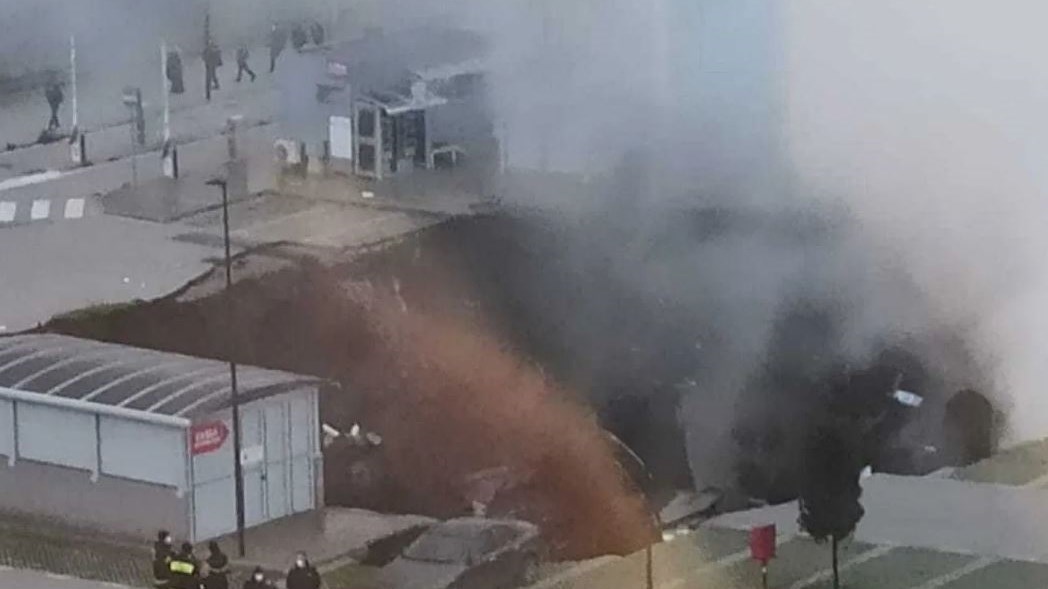 Συναγερμός στην Ιταλία: Άνοιξε μεγάλη τρύπα σε πάρκινγκ νοσοκομείου – Εκκενώθηκε δομή COVID