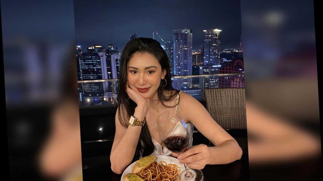 Δολοφονία αεροσυνοδού: ΒΙΝΤΕΟ πριν από τον θάνατό της την δείχνει να φιλιέται με έναν από τους 11 κατηγορούμενους