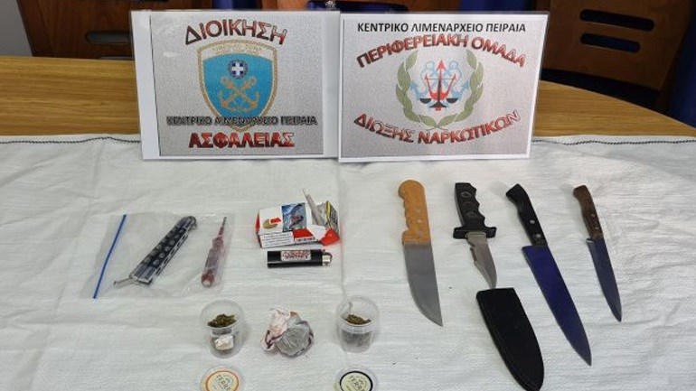 Λιμάνι Πειραιά: Δύο συλλήψεις για απόπειρα ανθρωποκτονίας, ναρκωτικά και όπλα