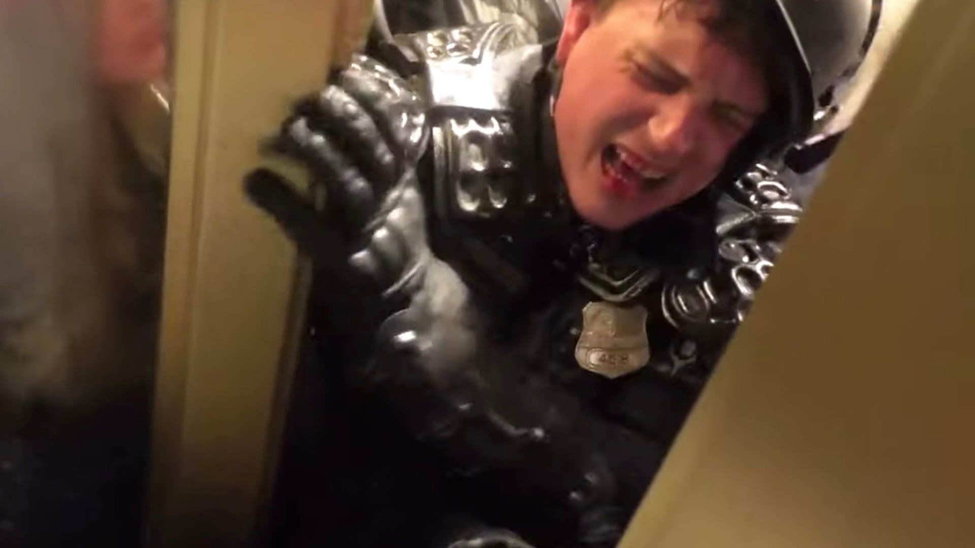 Σοκαριστικό ΒΙΝΤΕΟ από τα επεισόδια στο Καπιτώλιο – Αστυνομικός στο έλεος των εισβολέων