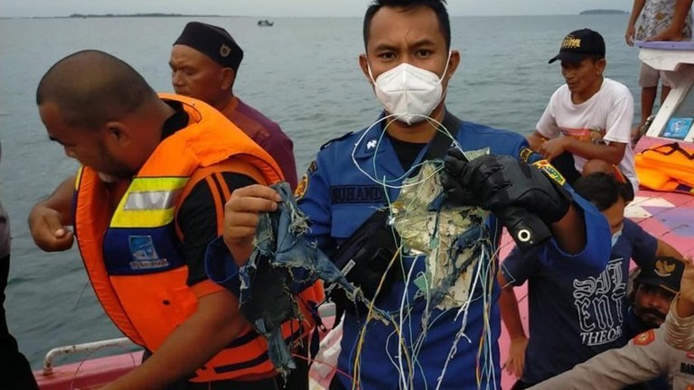 Ινδονησία: Πληροφορίες ότι βρέθηκαν συντρίμια του αεροπλάνου στη θάλασσα – ΒΙΝΤΕΟ