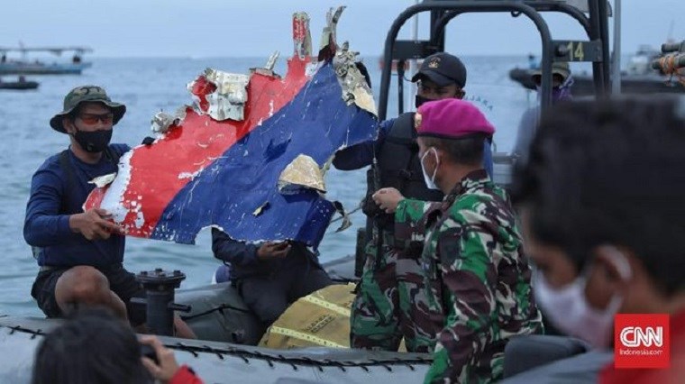 Ινδονησία – Συντριβή αεροπλάνου: Συνεχίζονται οι έρευνες – Εντοπίστηκε σήμα από το μαύρο κουτί