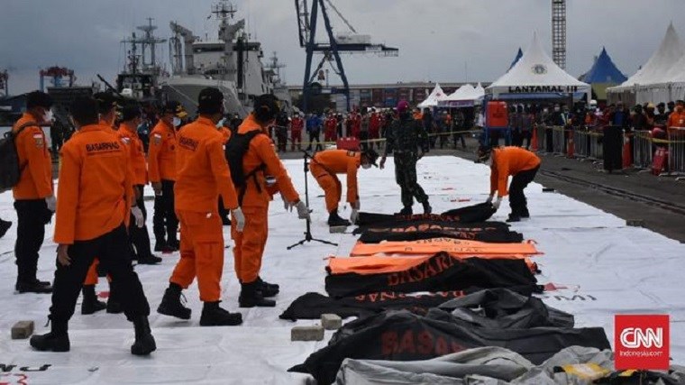 Αεροπορικό δυστύχημα στην Ινδονησία: Εντοπίστηκαν τα μαύρα κουτιά – Συγγενείς δίνουν DNA για την αναγνώριση