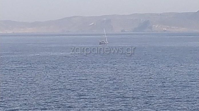 Κρήτη: Αυτό είναι το σκάφος με τους Τούρκους που ζητούν άσυλο – Δείτε τη στιγμή που μπαίνει στο λιμάνι