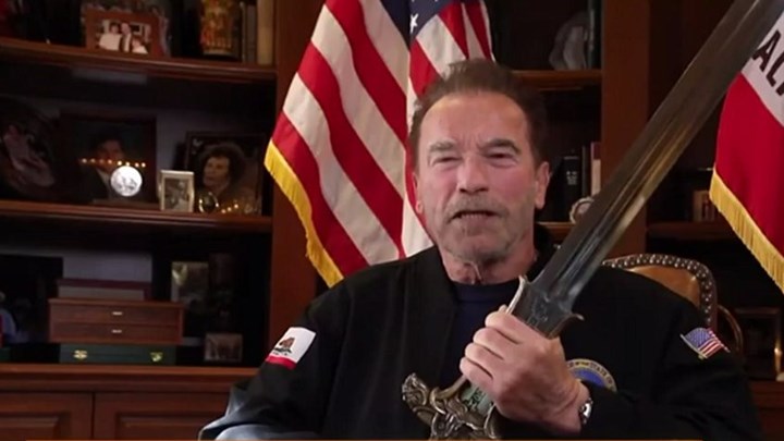 Μήνυμα Σβαρτσενέγκερ για τη δημοκρατία με το σπαθί του… Κόναν – ΒΙΝΤΕΟ