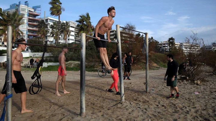 Lockdown: Το Reuters σχολιάζει την παρουσία των Αθηναίων στις παραλίες εν μέσω lockdown