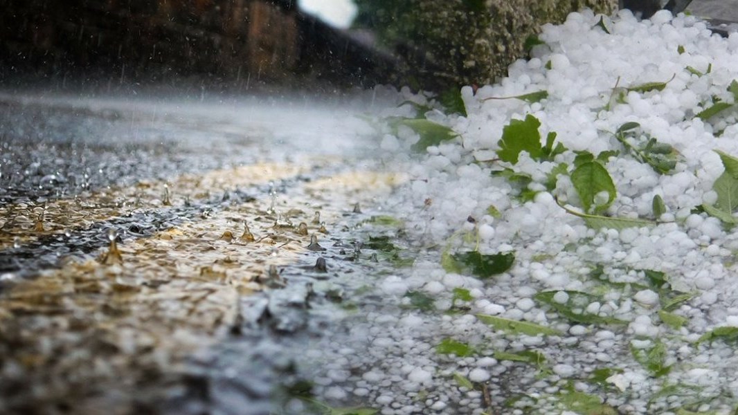 Καιρός: Έκτακτο δελτίο επιδείνωσης – Καταιγίδες, χαλάζι και “βουτιά” της θερμοκρασίας