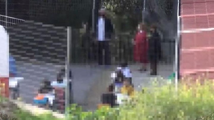 Ναύπλιο: Οι μαθητές Δημοτικού σχολείου έκαναν μάθημα στην αυλή