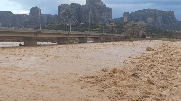 Κακοκαιρία: Προβλήματα από τις έντονες βροχοπτώσεις σε Καλαμπάκα – Ιωάννινα – Ανεμοστρόβιλος στην Άρτα