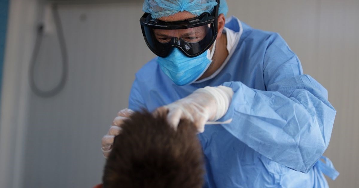 Νέα έρευνα για τα τεστ κορονοϊού: Γιατί το σάλιο αποκαλύπτει περισσότερα για το μεγάλο ιικό φορτίο