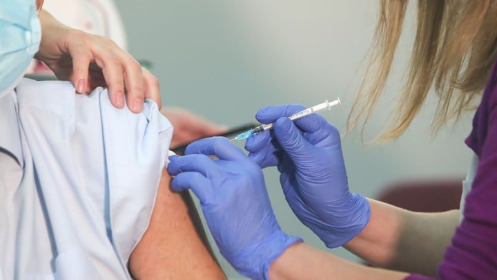 Κορονοϊός: Οδηγός για τον εμβολιασμό ογκολογικών ασθενών – Οι παρενέργειες και οι αντενδείξεις