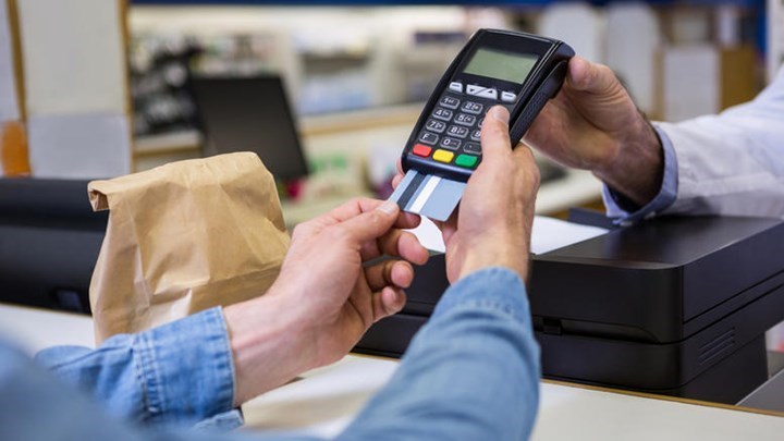Κίνητρα για ενίσχυση των ηλεκτρονικών συναλλαγών: Τι εξετάζεται για τις φορολοταρίες και τις αποδείξεις