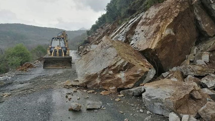 Ήπειρος: Έντονα καιρικά φαινόμενα με κατολισθήσεις και σφοδρούς ανέμους – ΦΩΤΟ