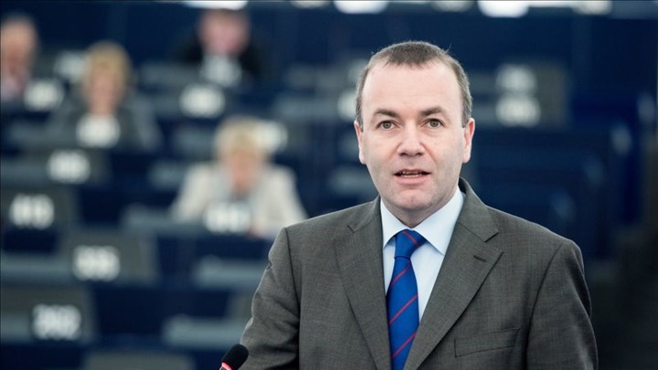 Ο Βέμπερ στηρίζει την πρόταση Μητσοτάκη για το πιστοποιητικό εμβολιασμού